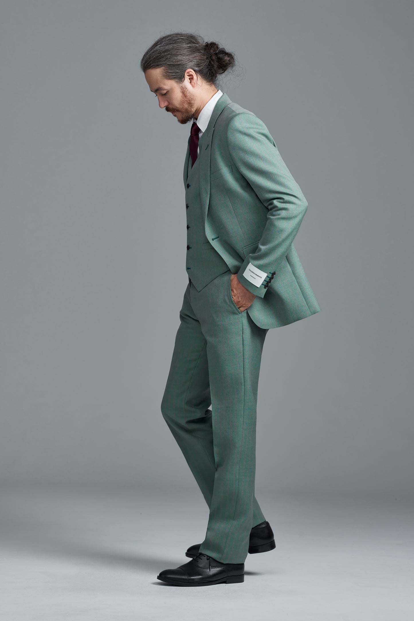 <span>Slim Line Suit</span><br>tex No. 75610 / GM / スリーピース