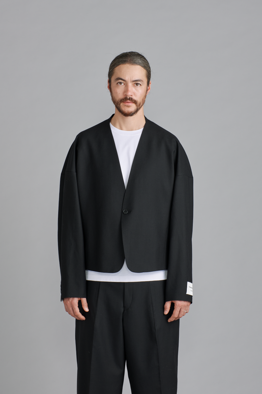 ノーカラーオーバー ジャケット<br><span>Relax Line Jacket</span>